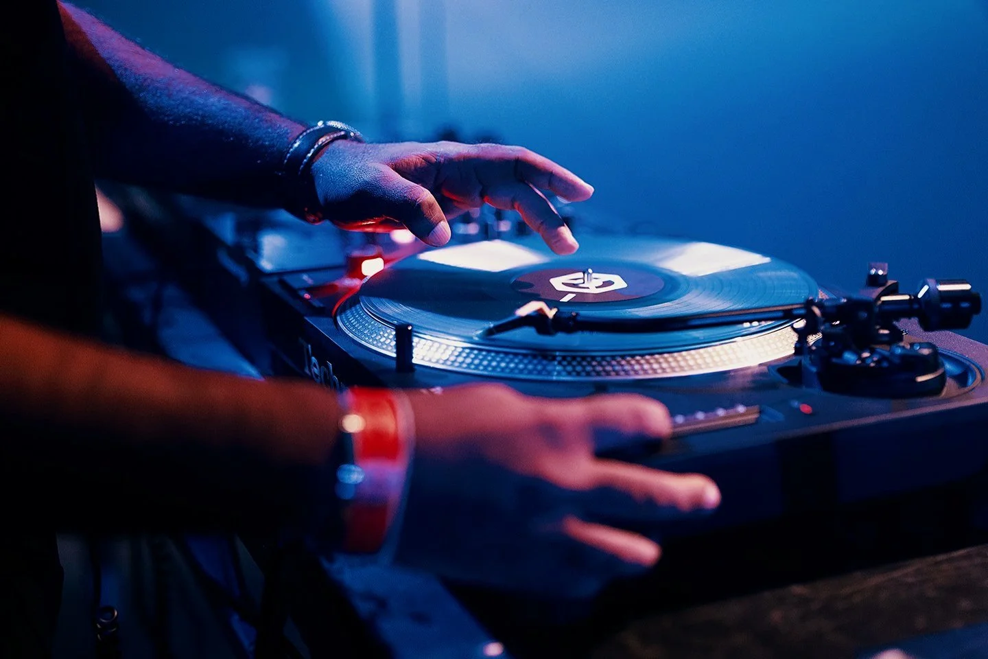 dj using turntable