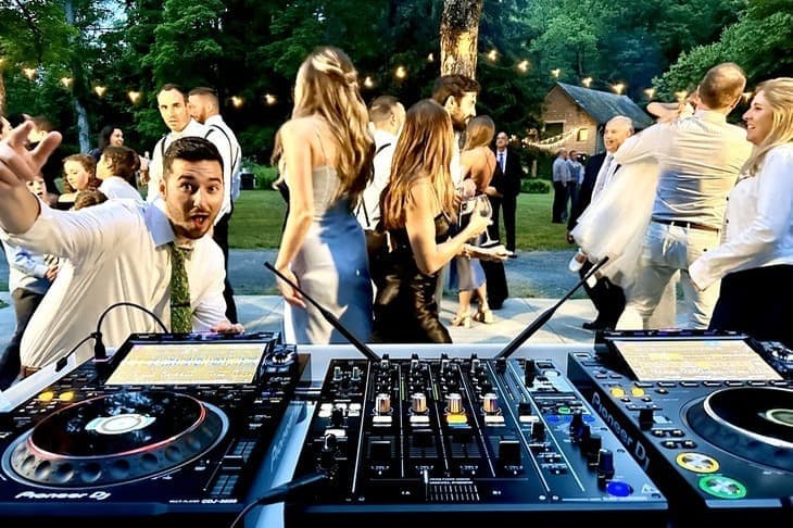 dj at wedding